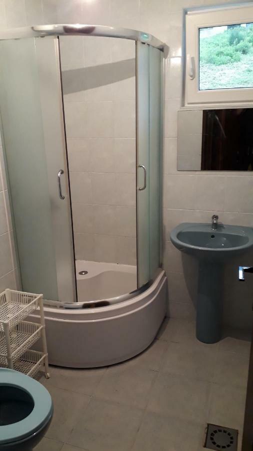 Vila Ruska Prcanj Ngoại thất bức ảnh