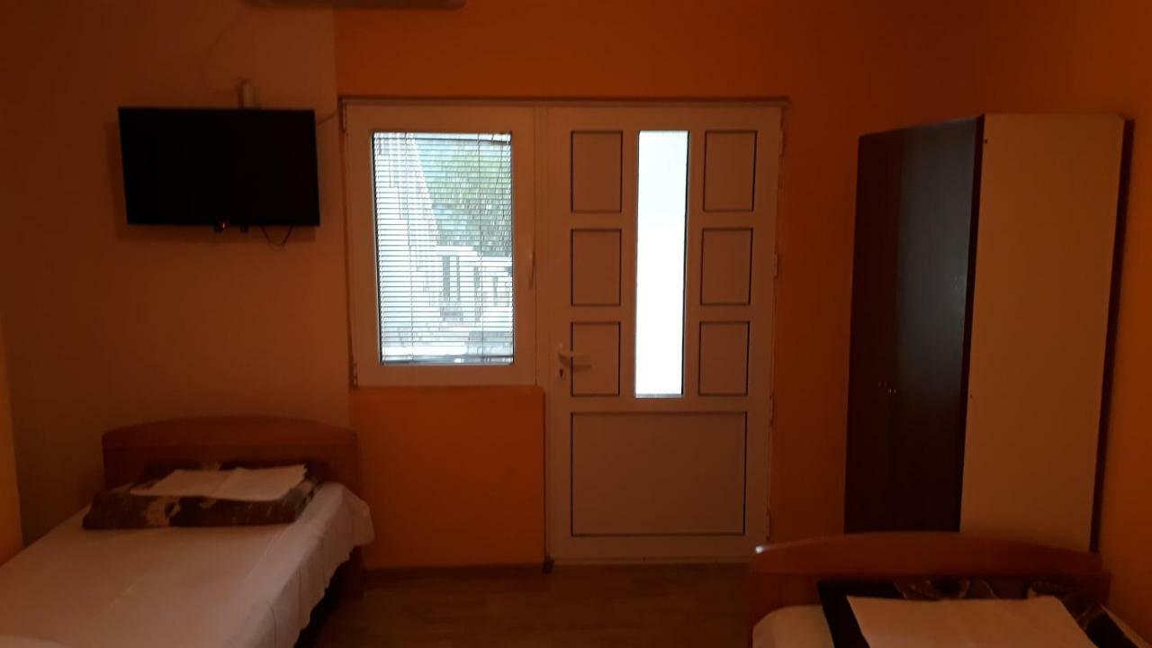 Vila Ruska Prcanj Ngoại thất bức ảnh