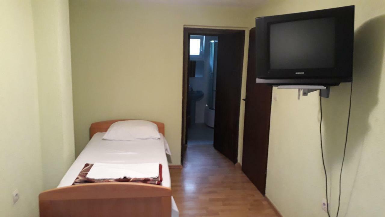 Vila Ruska Prcanj Ngoại thất bức ảnh