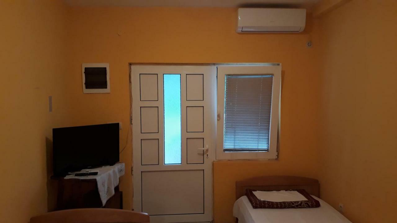 Vila Ruska Prcanj Ngoại thất bức ảnh